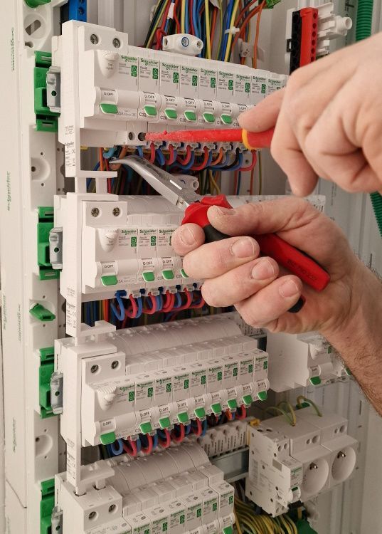 Elektrikas Kaune tikrina ir montuoja elektros skydelį